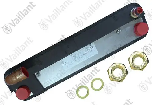 Vaillant Verflüssiger mit Metall- und Kunststoffgehäuse, zwei Anschlüssen und zwei Schraubmuttern sowie Dichtungen auf einer Oberfläche.